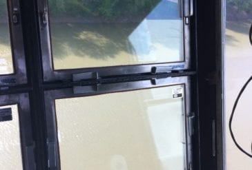 Barge unloader cab windows